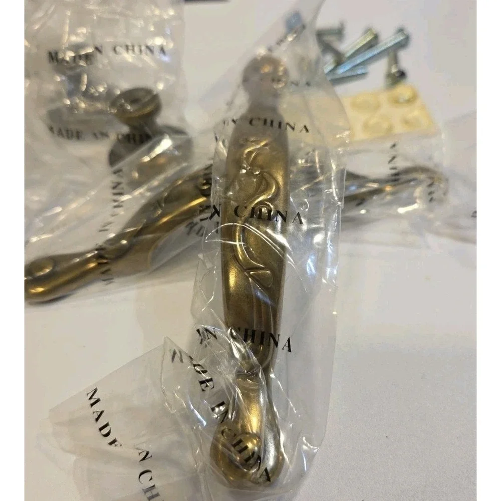 Set of 6 Brass Tone drawer pulls and Knobs‎ With Screws